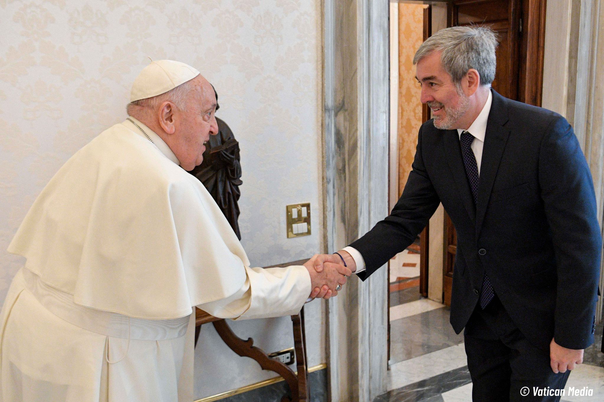 El presidente de Canarias, Fernando Clavijo, este lunes junto al Papa Francisco en el Vaticano