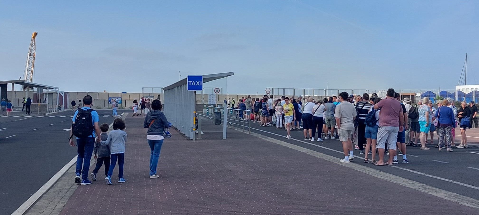 Zona en el muelle de Cruceros de Arrecife destinada como punto para los taxistas de la capital de Lanzarote