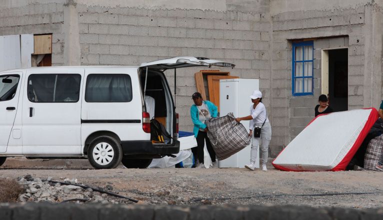 Desalojo de un centenar de familias en Playa Blanca. Foto: José Luis Carrasco.