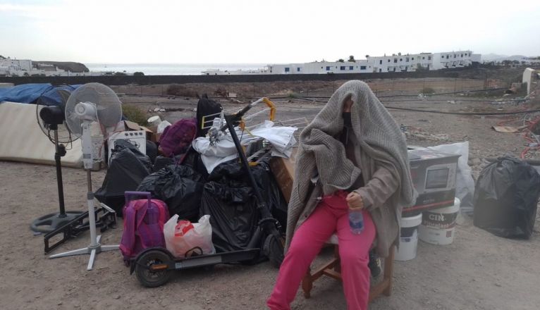 Una de las vecinas desalojadas este martes en Playa Blanca. Foto: Cedida. Una de las vecinas desalojadas este martes en Playa Blanca. Foto: Cedida.