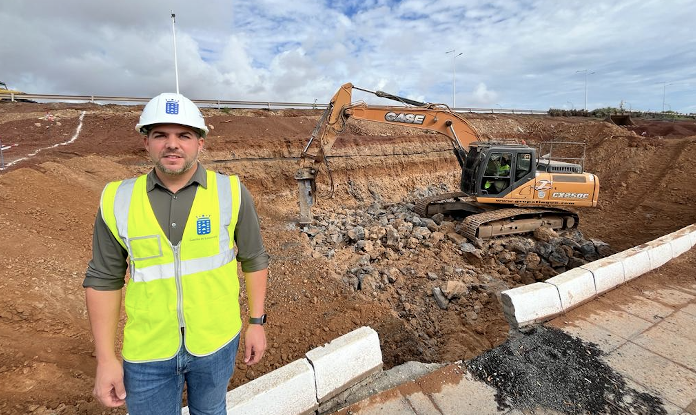 El vicepresidente y consejero de Obras Públicas, Jacobo Medina, en el paso inferior de Playa Honda.