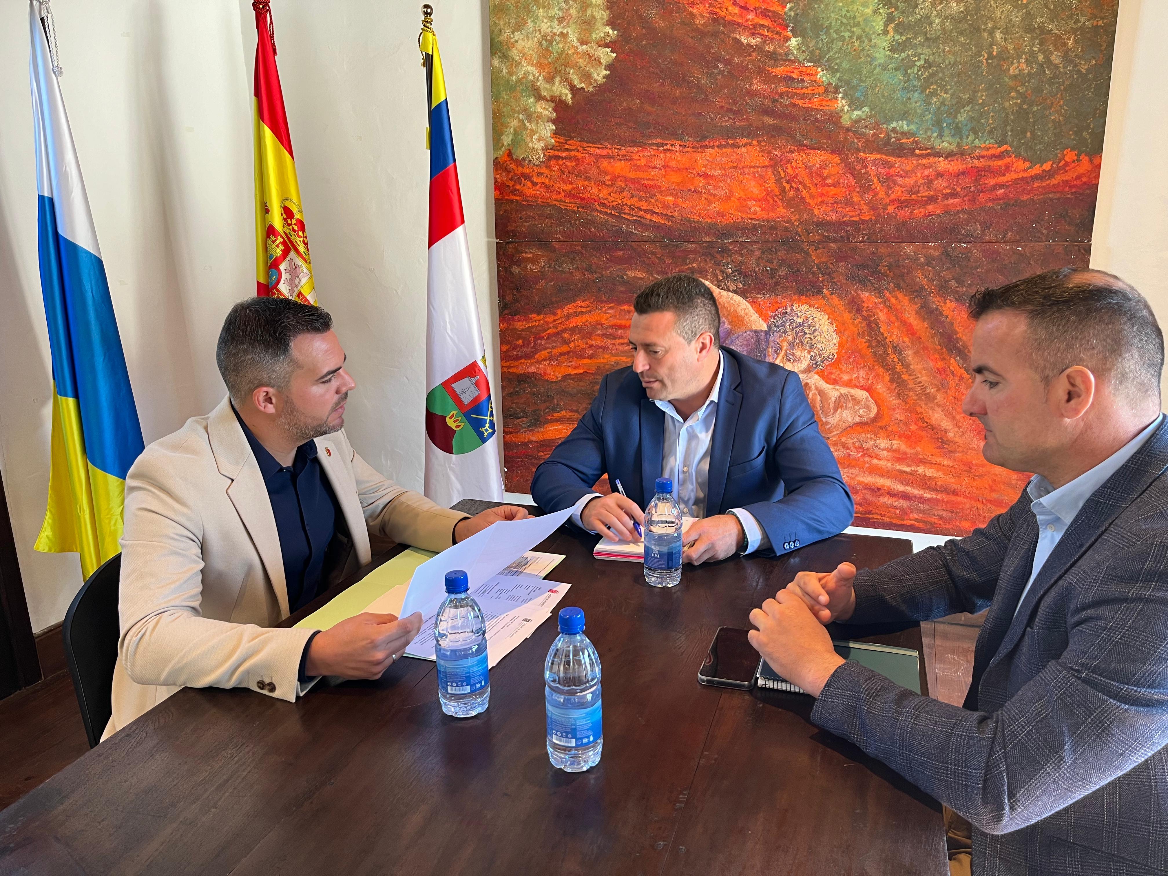 El vicepresidente y consejero de Obras Públicas en la reunión en Yaiza