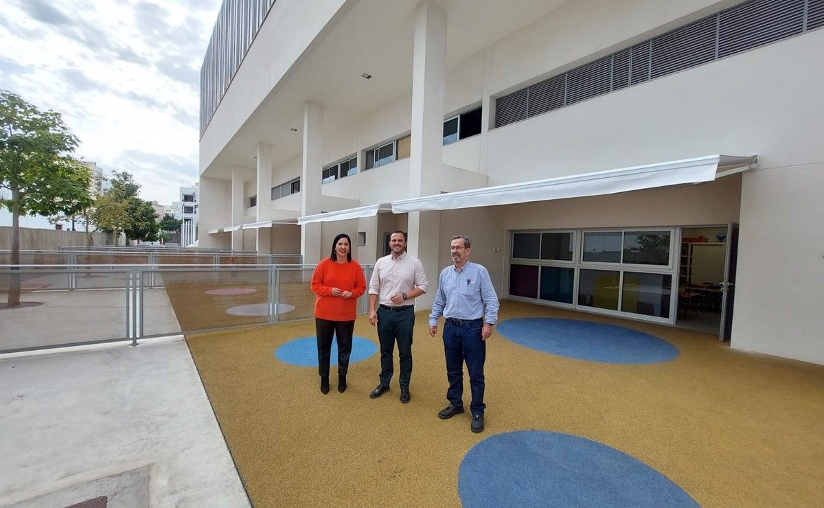 Visita del alcalde y la concejal de Educación al CEIP La Destila