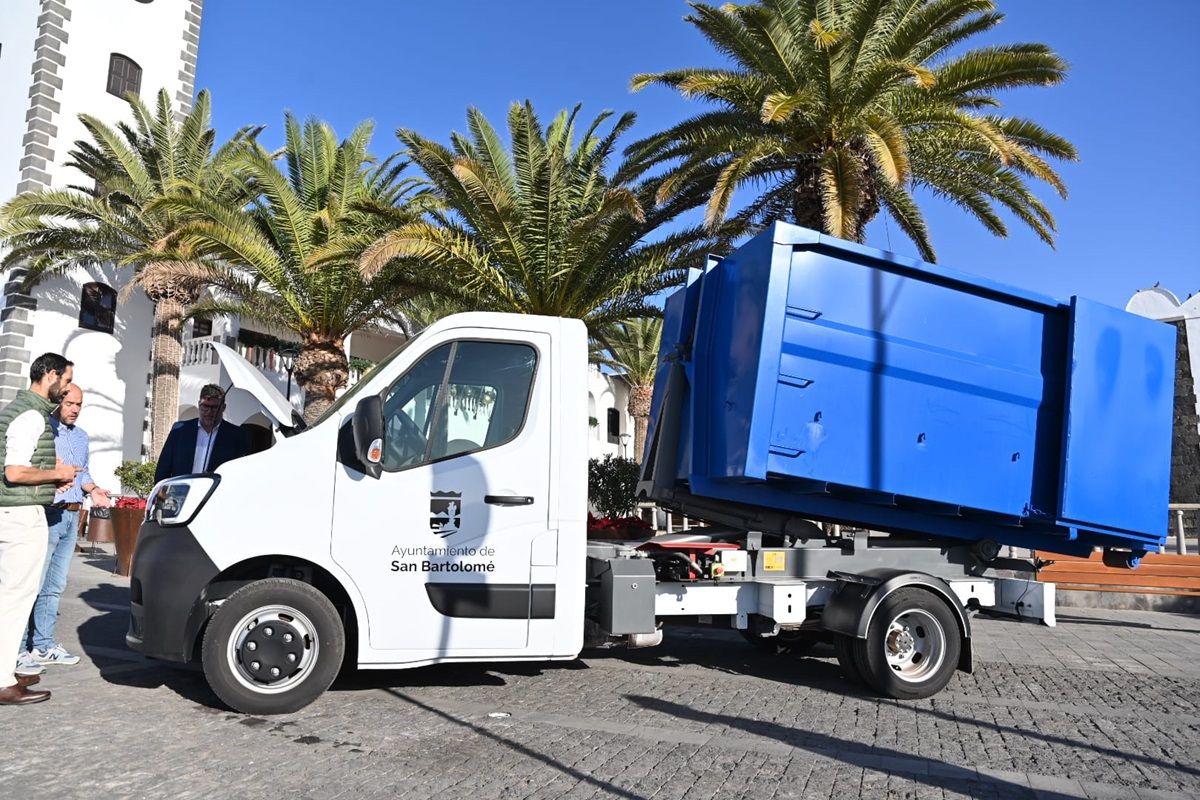 Nuevo vehículo de recogida de residuos en San Bartolomé 