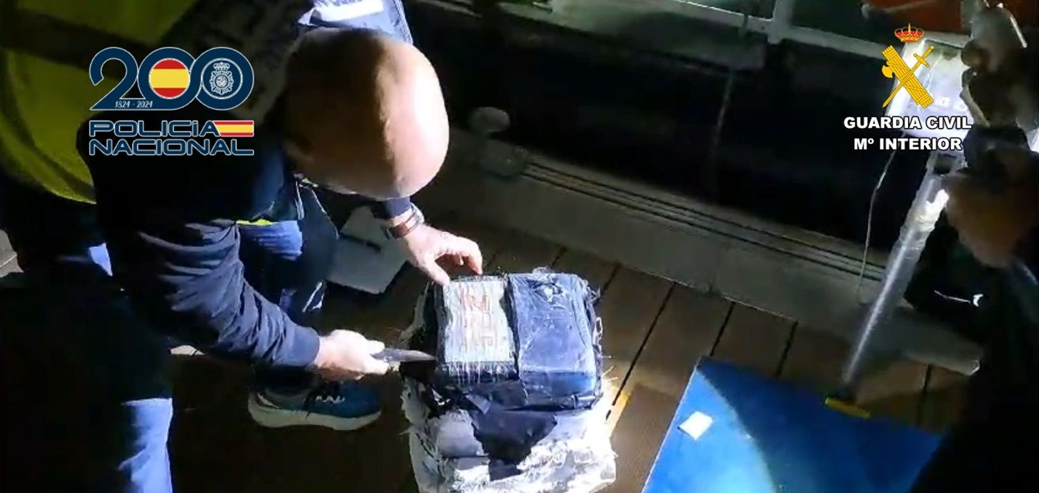 La Policía Nacional y Guardia Civil requisando la cocaína encontrada