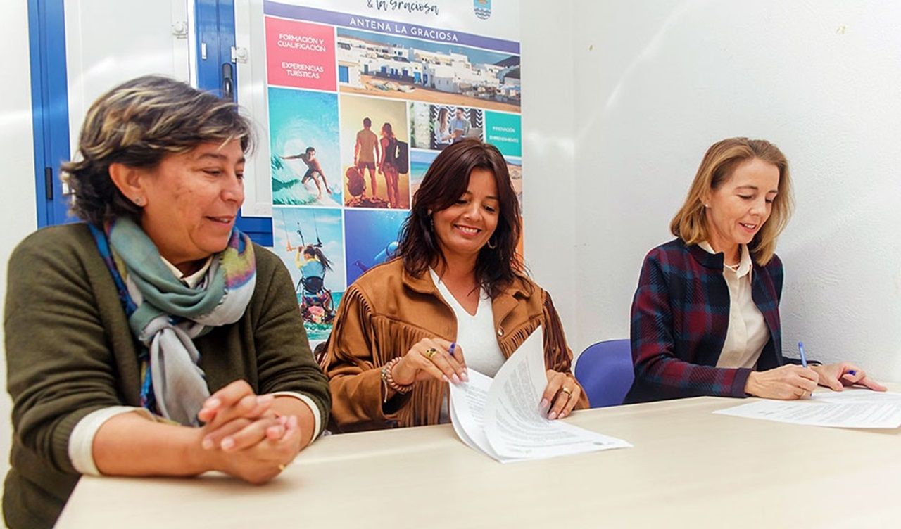Firma del convenio para la apertura de la oficina de apoyo al emprendimiento en La Graciosa el pasado enero.