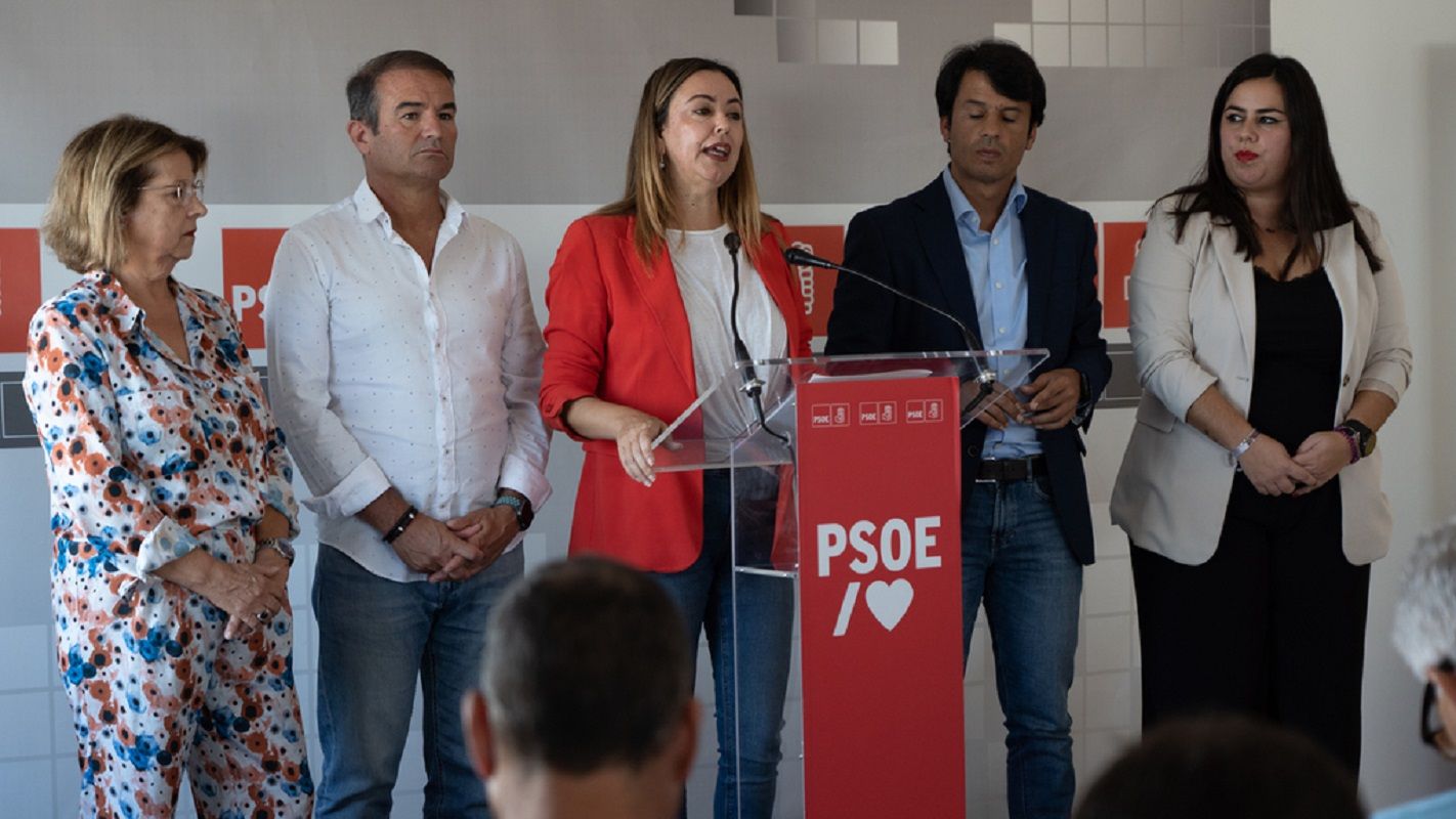 La secretaria insular del PSOE de Lanzarote, Loli Corujo, durante la rueda de prensa sobre los Presupuestos Generales de Canarias para 2024. Foto: PSOE Lanzarote.