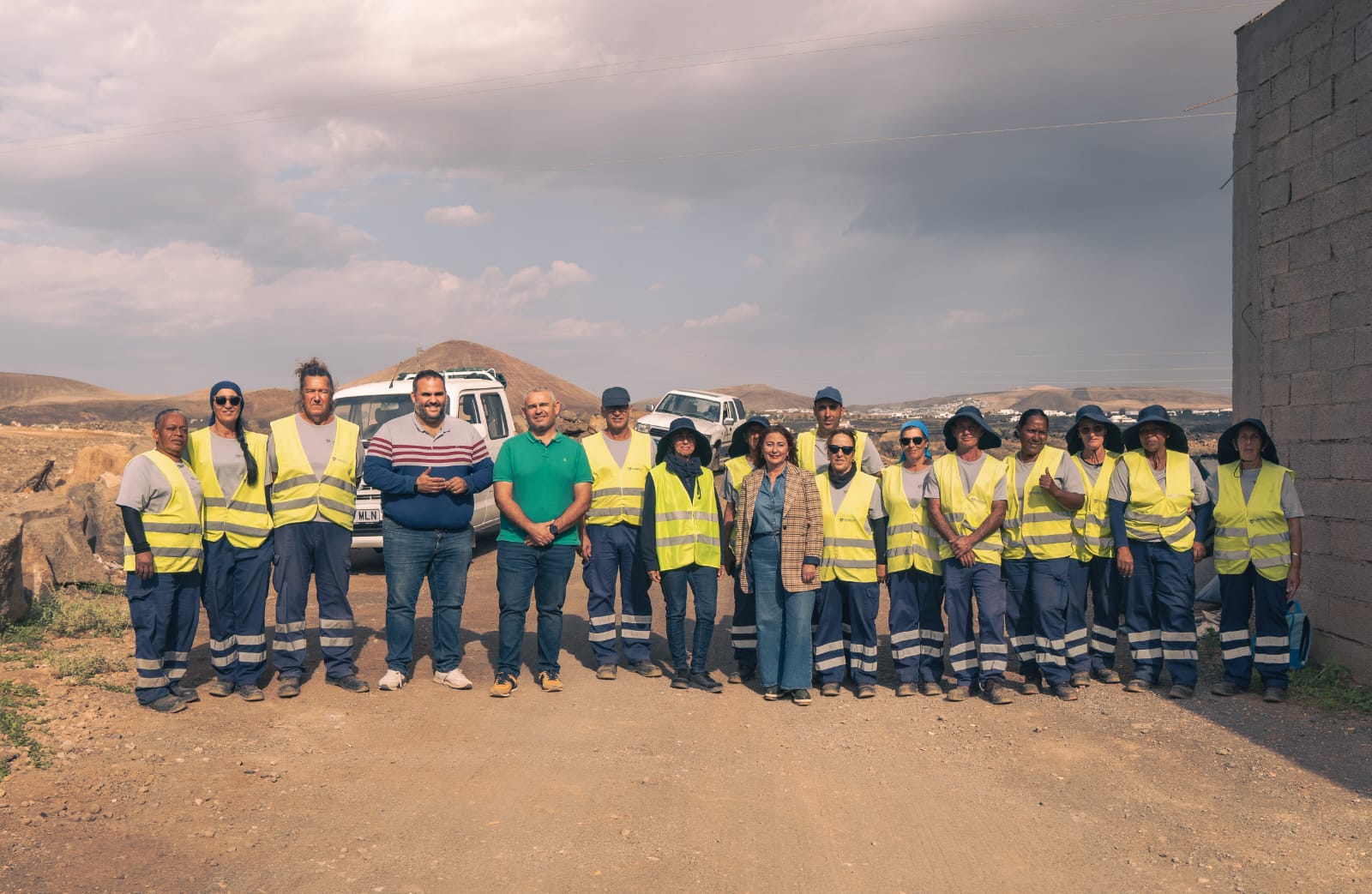 Trabajadores del Cabildo de Lanzarote limpian los caminos alrededor de Arrecife. Foto: Cabildo de Lanzarote.