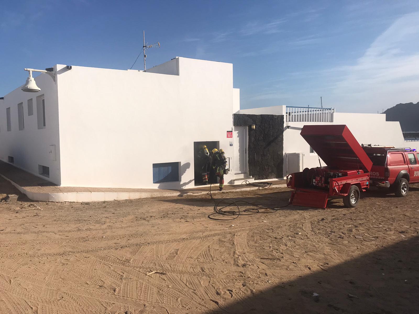 Los bomberos sofocan el incendio de una lavandería en La Graciosa