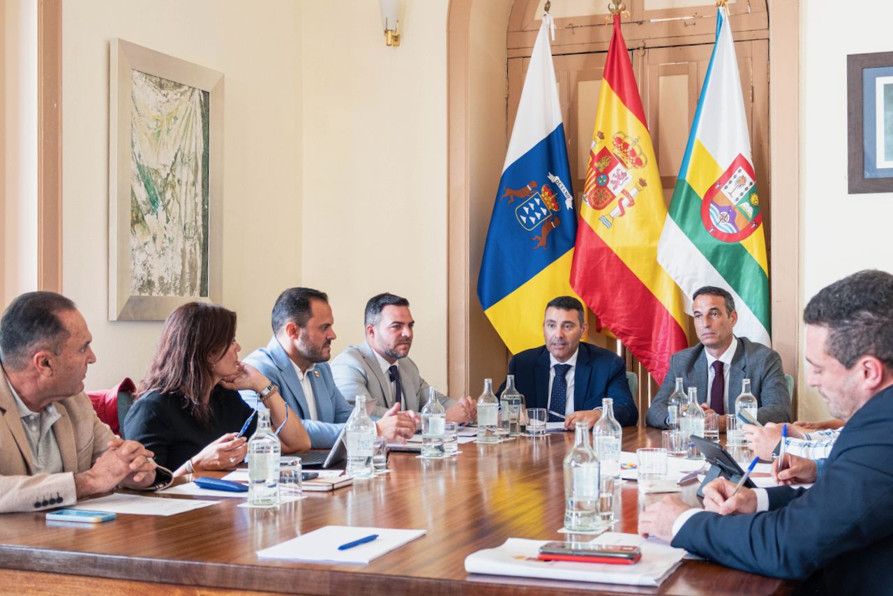 Primera mesa de alcaldías en Haría. Foto: Cabildo de Lanzarote.