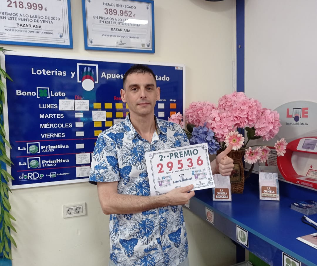 La administración de lotería de Arrecife con el segundo premio de la Lotería Nacional. Foto: Cedida. 