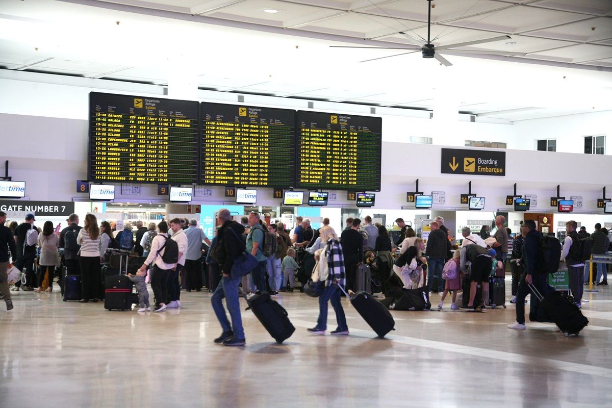 Viajeros en el aeropuerto de Lanzarote. Foto: José Luis Carrasco.  Vuelos.