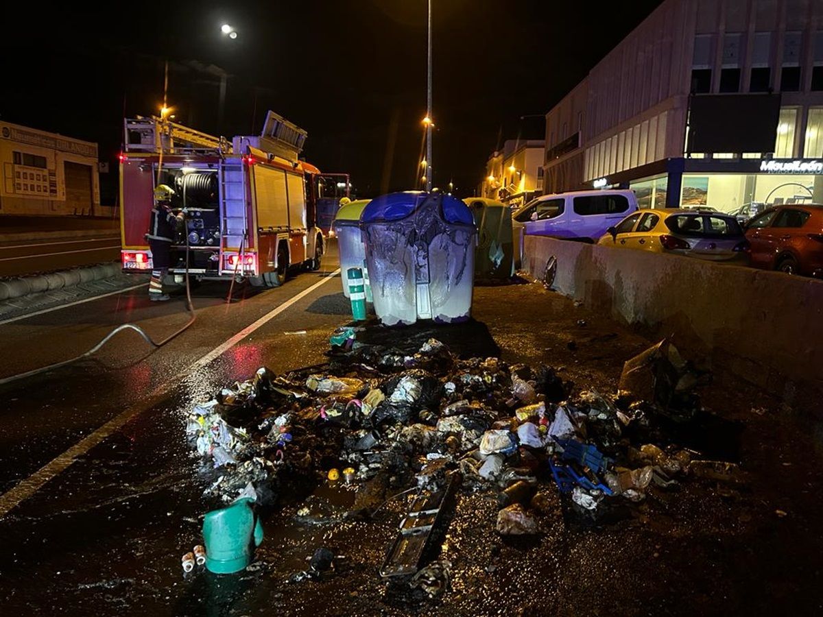 Incendio de basuras en la carretera de Arrecife a San Bartolomé