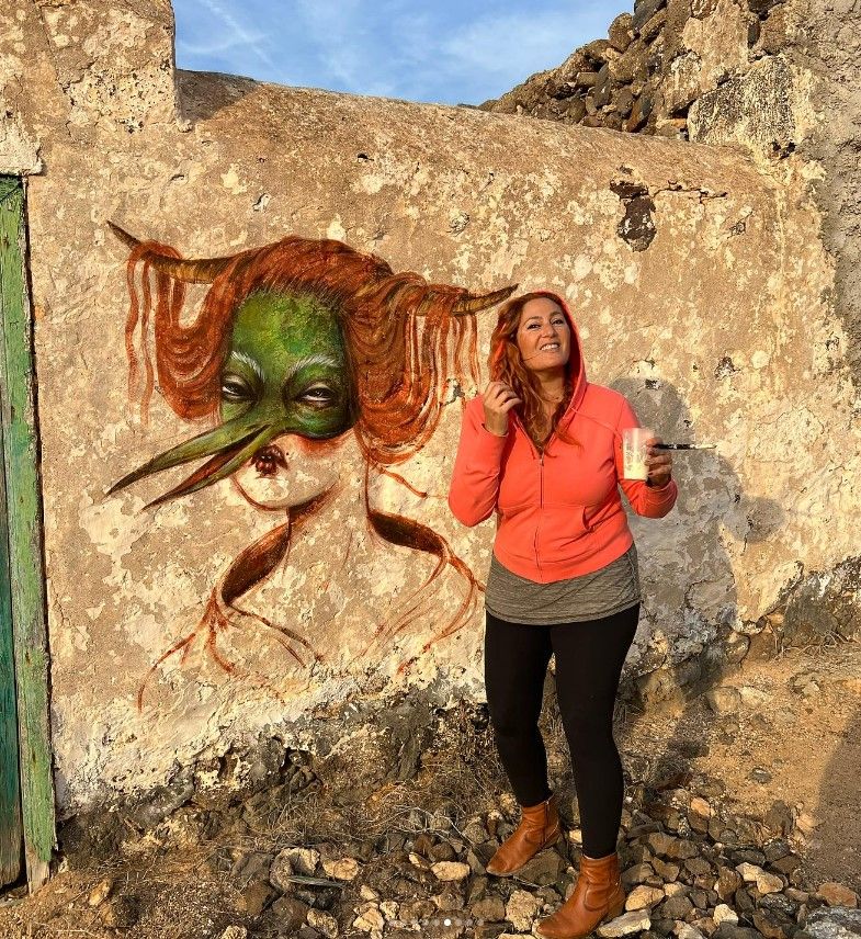 The tourist next to the mural in Lanzarote (Via Instagram)