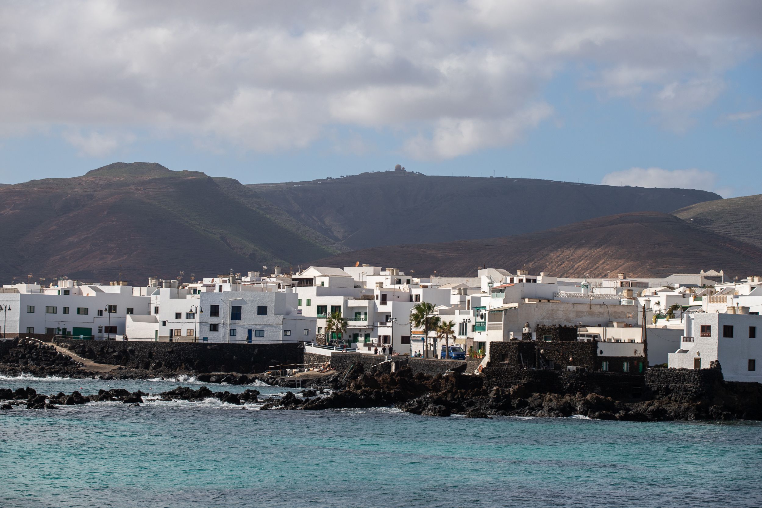 Viviendas junto al mar en el litoral de Punta Mujeres, en Lanzarote. Foto: Andrea Domínguez.