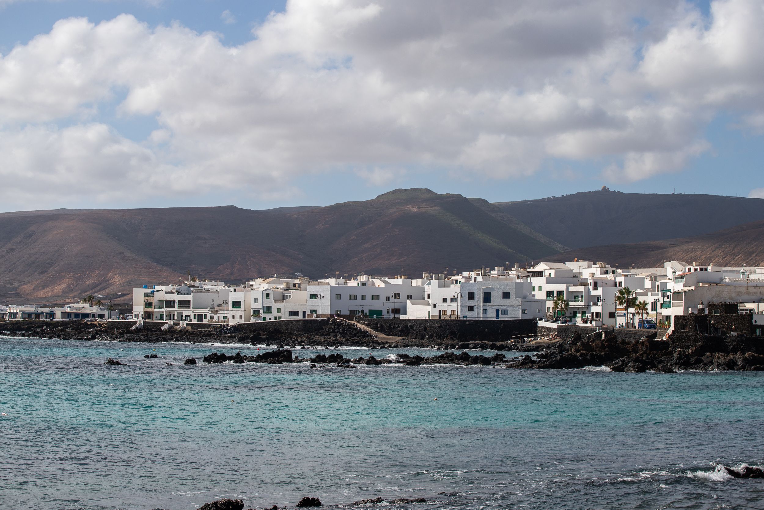 Viviendas junto al mar en el litoral de Punta Mujeres, en Lanzarote. Foto: Andrea Domínguez.