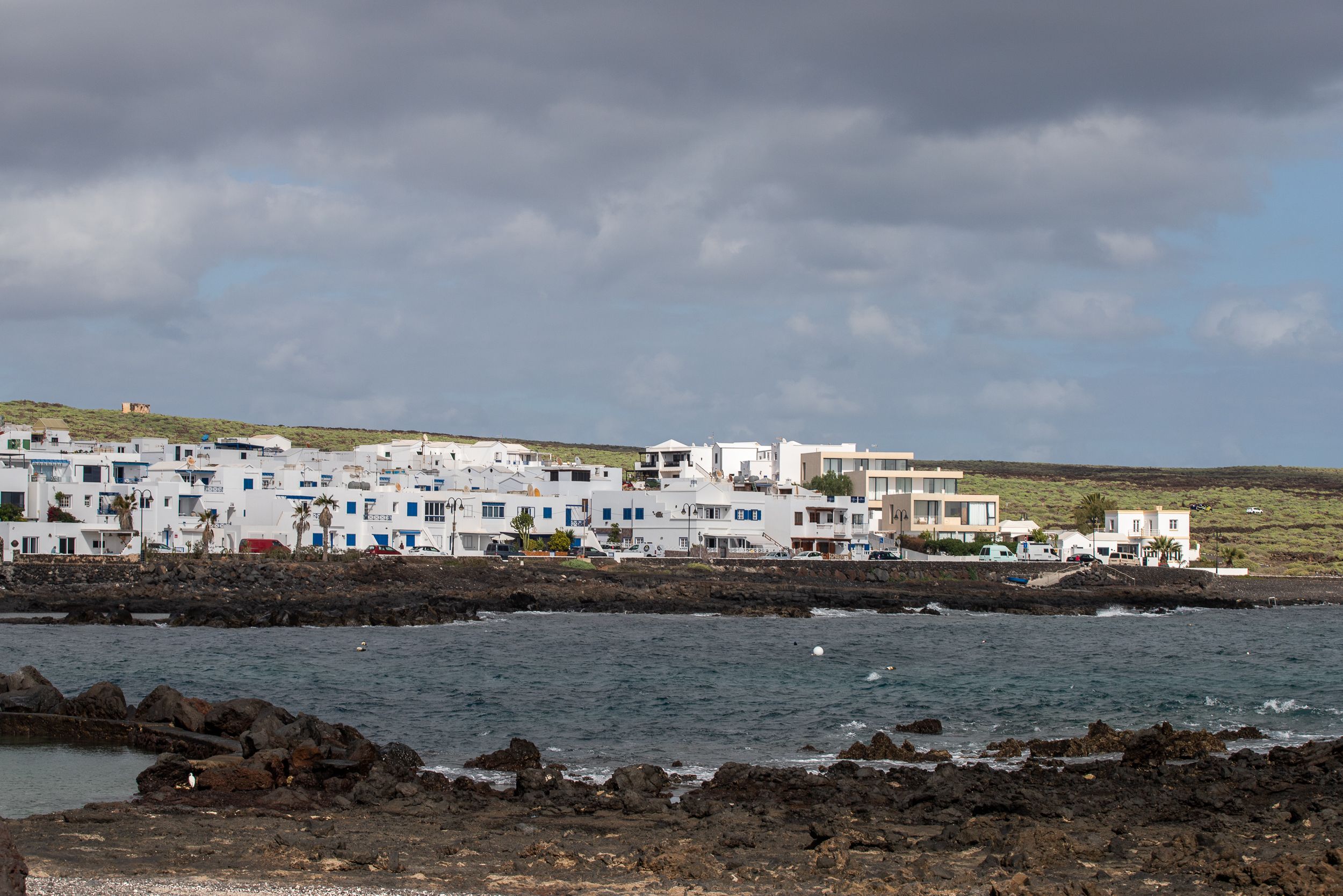 Viviendas junto al mar en el litoral de Punta Mujeres, en Lanzarote. Foto: Andrea Domínguez.