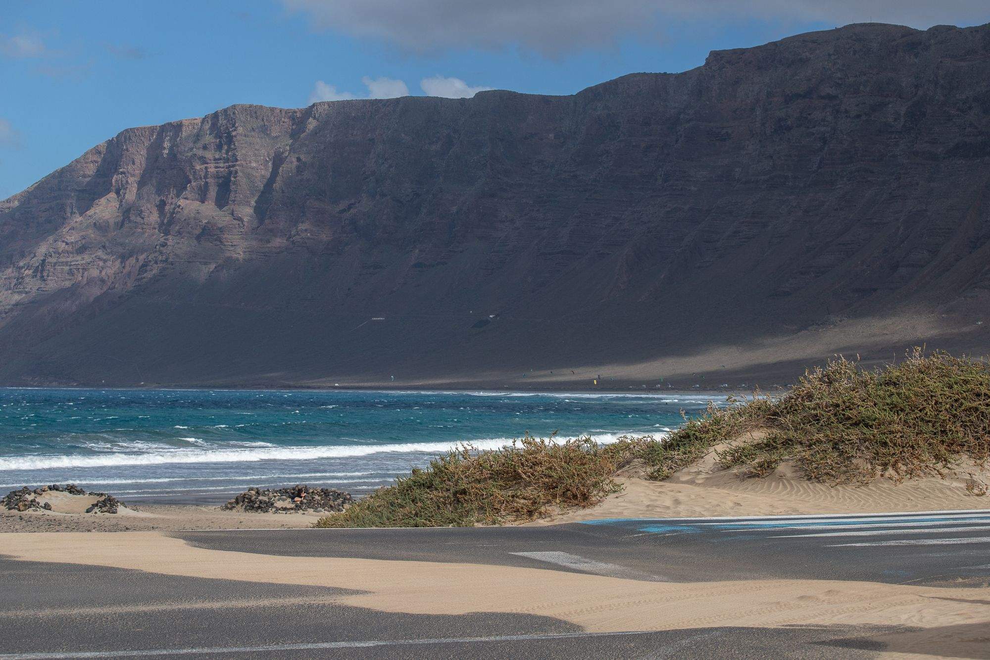 Dunas en la playa de Famara en Teguise. Foto: Andrea Domínguez.