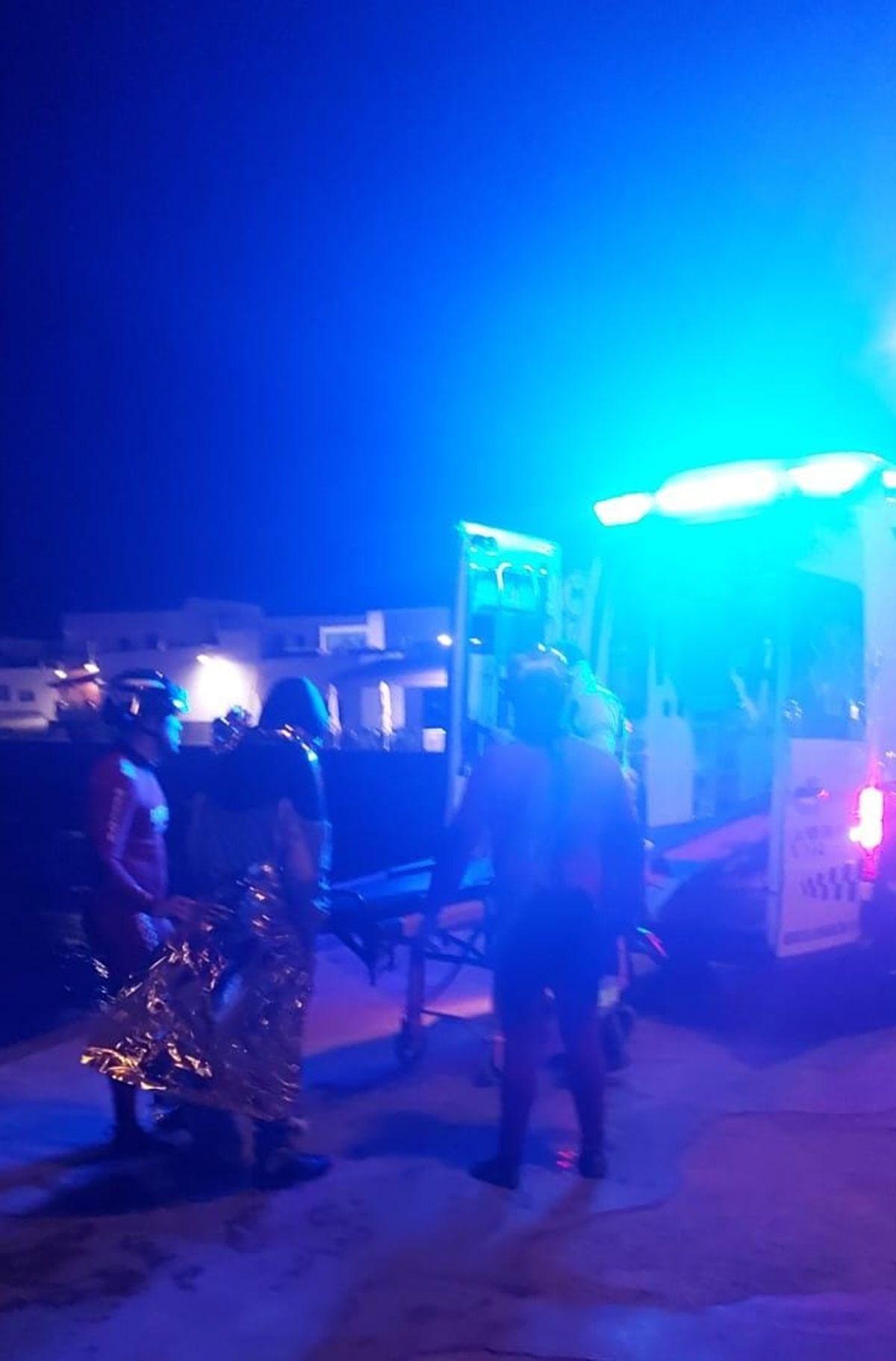 Los bomberos trasladando al parapentista a la ambulancia