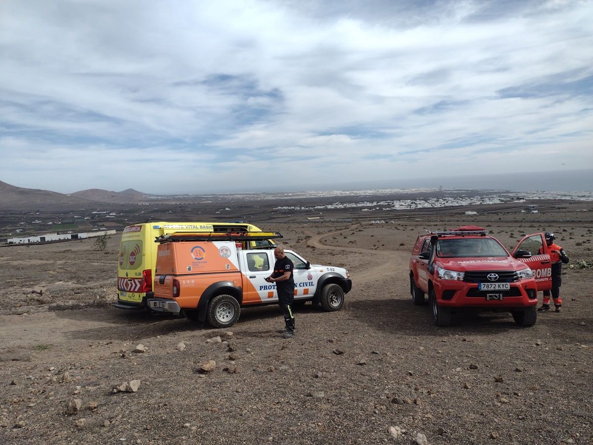Los 'Boluntis' trasladando a la mujer a la ambulancia en Las Grietas
