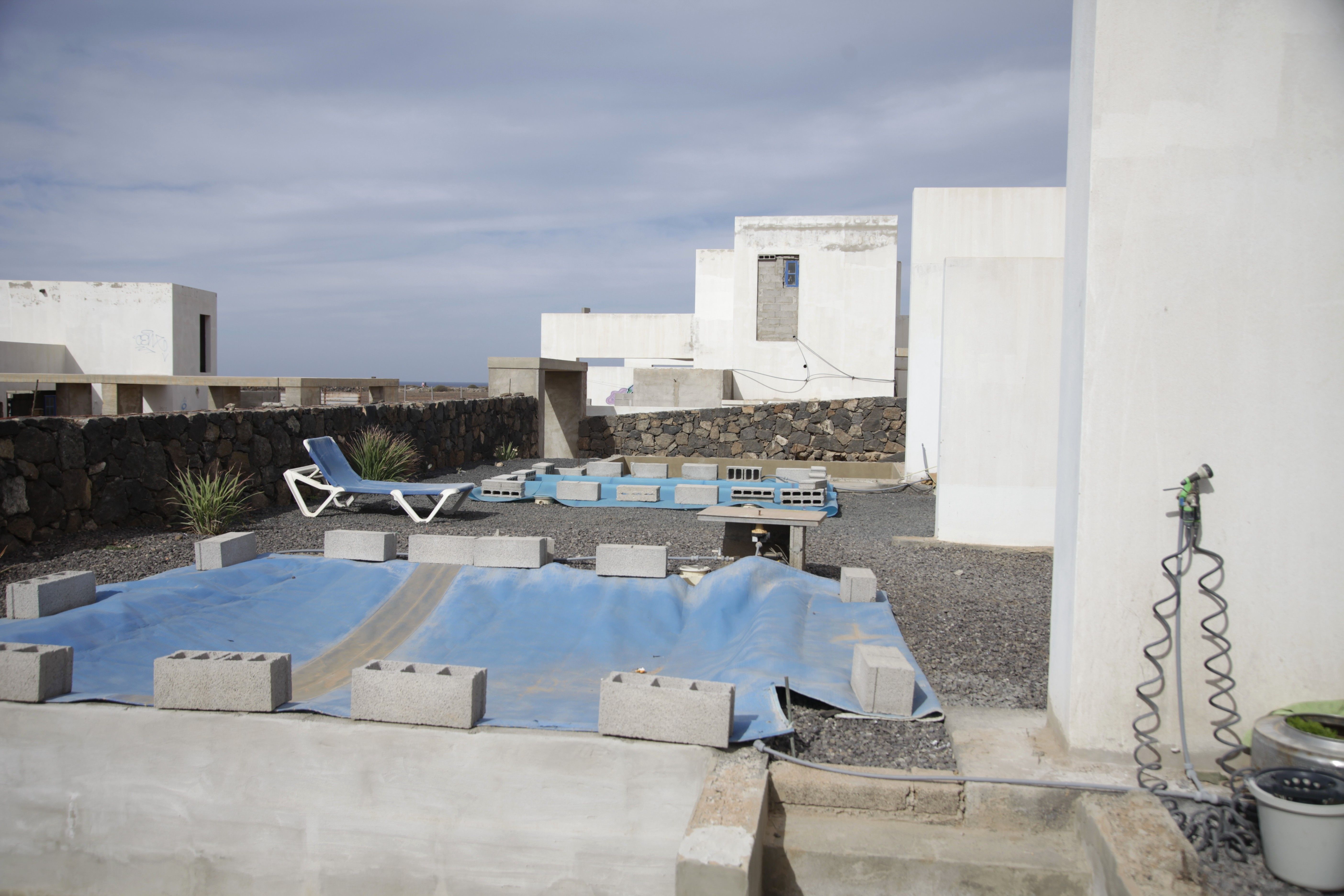 One of the pools used as a cistern in the abandoned houses of the Pechiguera Lighthouse. Photo: Juan Mateos.