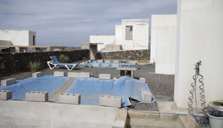 Una de las piscinas utilizadas como aljibe en las viviendas abandonadas del Faro de Pechiguera. Foto: Juan Mateos.