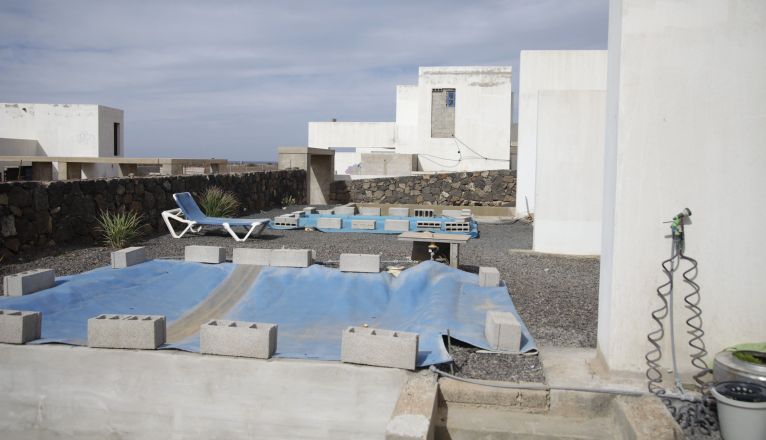 Una de las piscinas utilizadas como aljibe en las viviendas abandonadas del Faro de Pechiguera. Foto: Juan Mateos. Una de las piscinas utilizadas como aljibe en las viviendas abandonadas del Faro de Pechiguera. Foto: Juan Mateos.