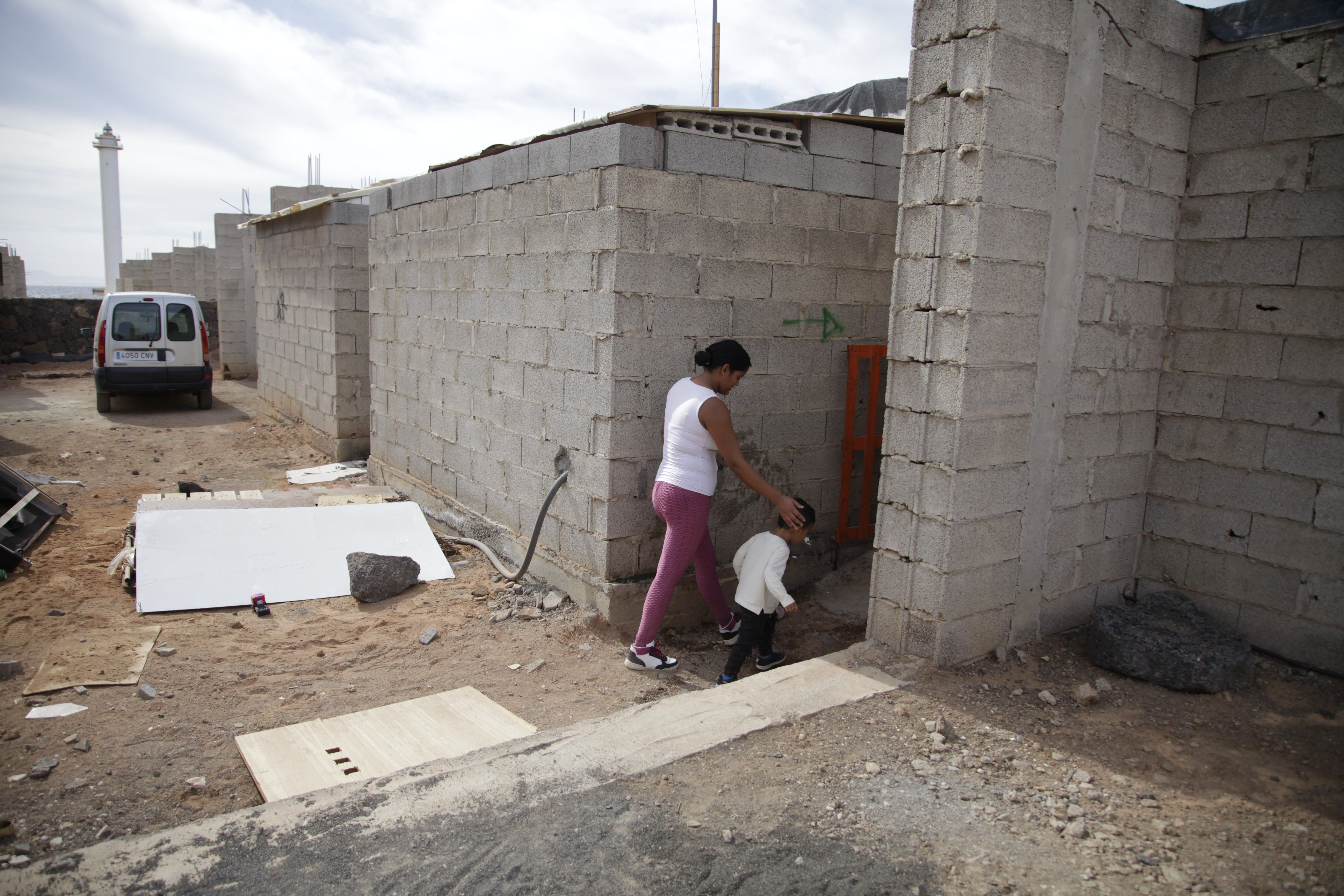Una madre joven con su niño de dos años en una de las viviendas ocupadas de Playa Blanca. Foto: Juan Mateos.