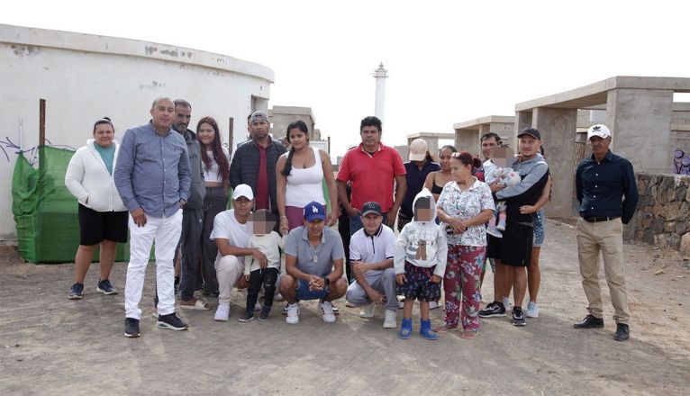 Algunas de las familias que viven en las viviendas abandonadas. Foto: Juan Mateos.