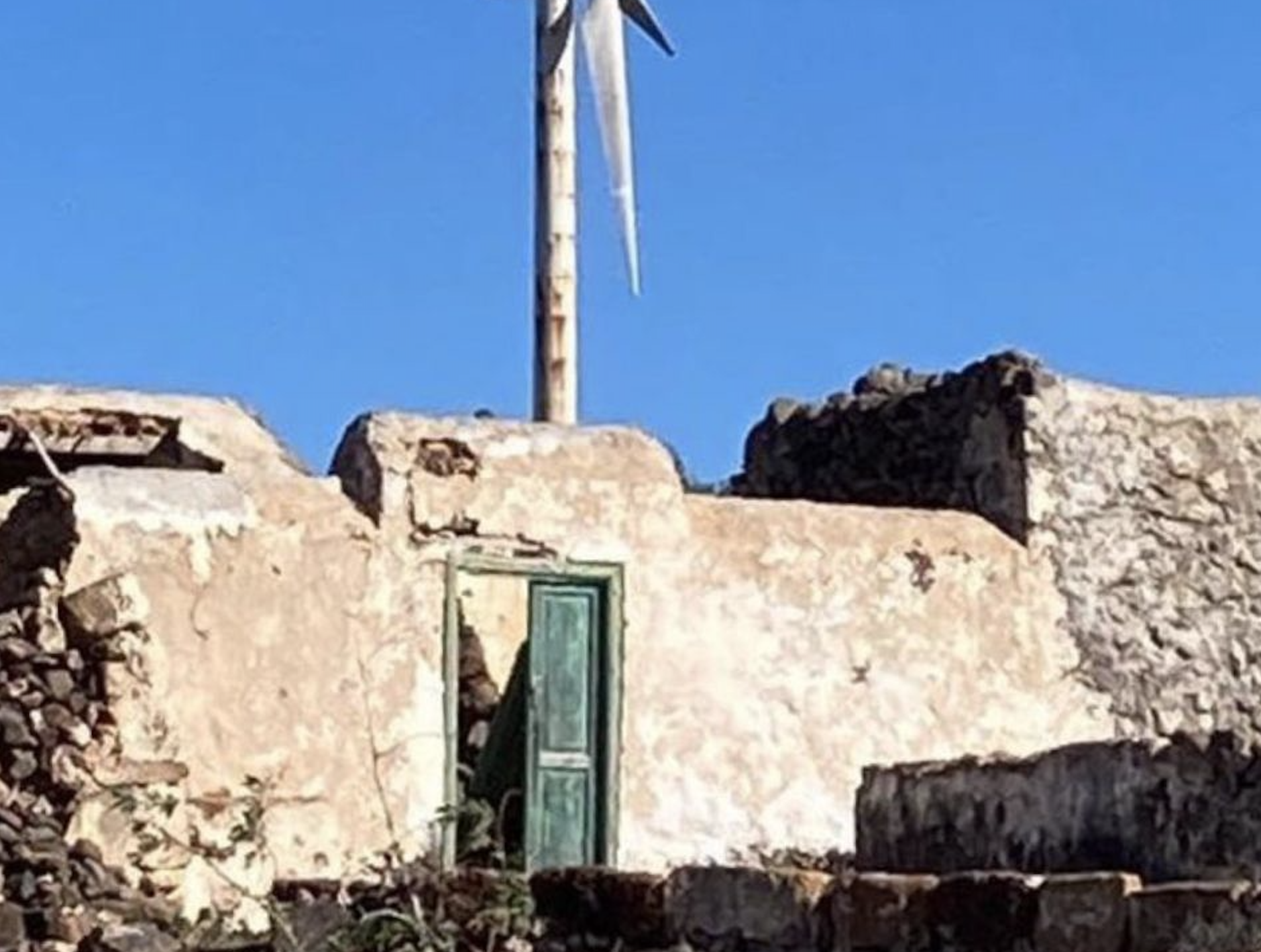 La fachada restaurada después del mural pintado por la turista francesa. 