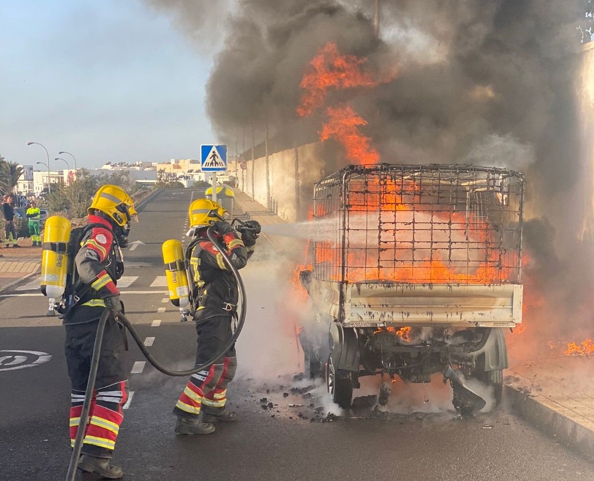Incendio de un vehículo en Arrecife