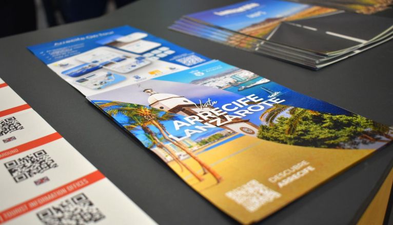 Presentación de la guía turística de Arrecife.  Con código QR. Material promocional en FITUR