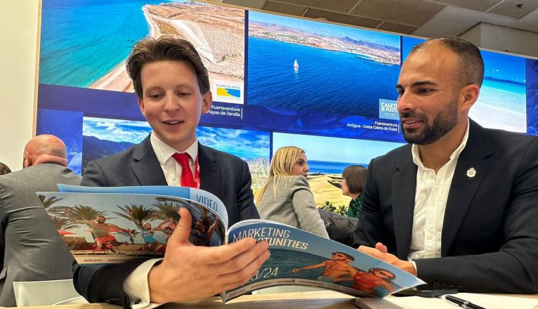 Daniel Medina junto a representante de Jet2 Daniel Medina junto a representante de Jet2