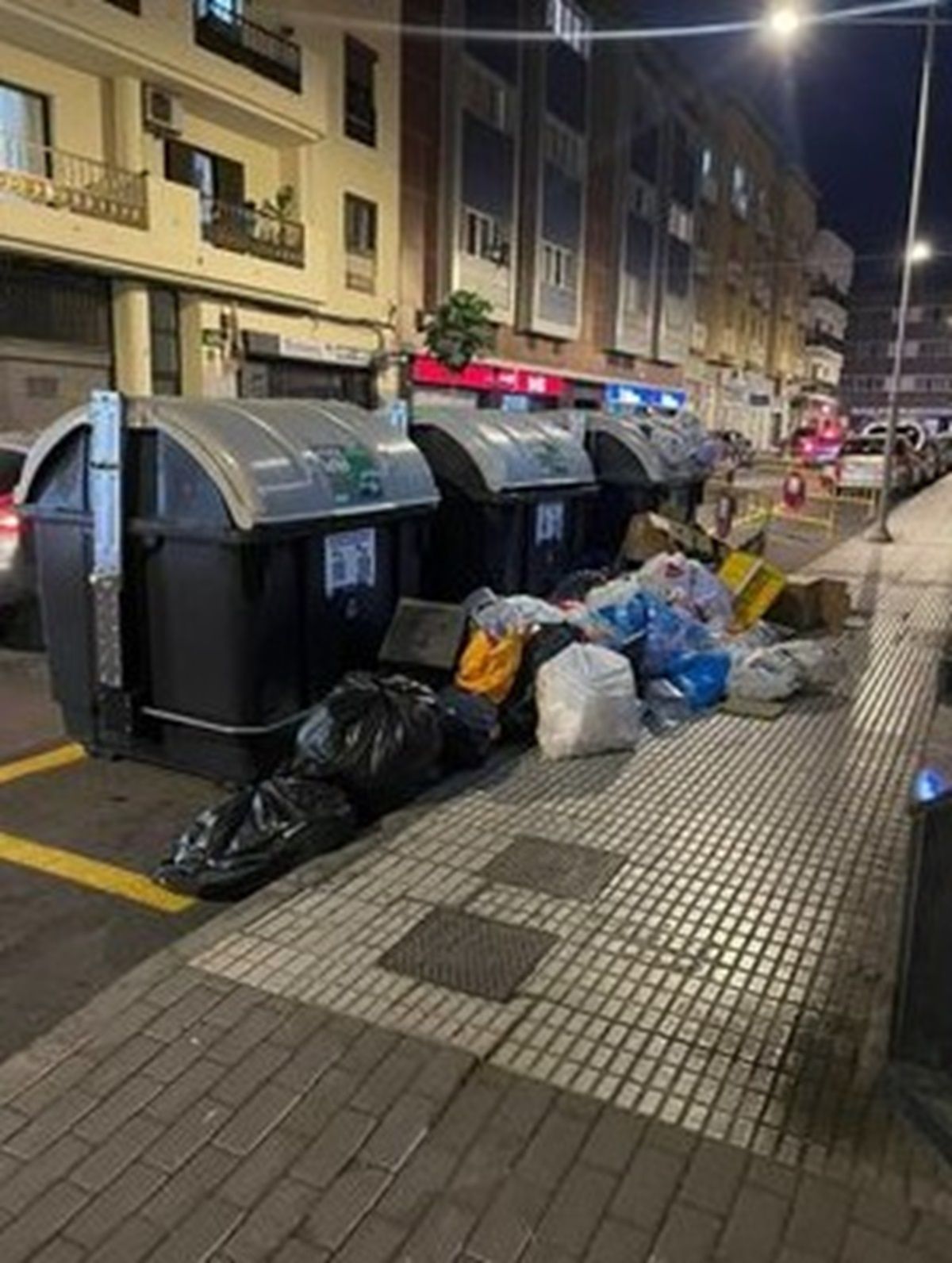 Las basuras acumuladas frente al portal en Arrecife