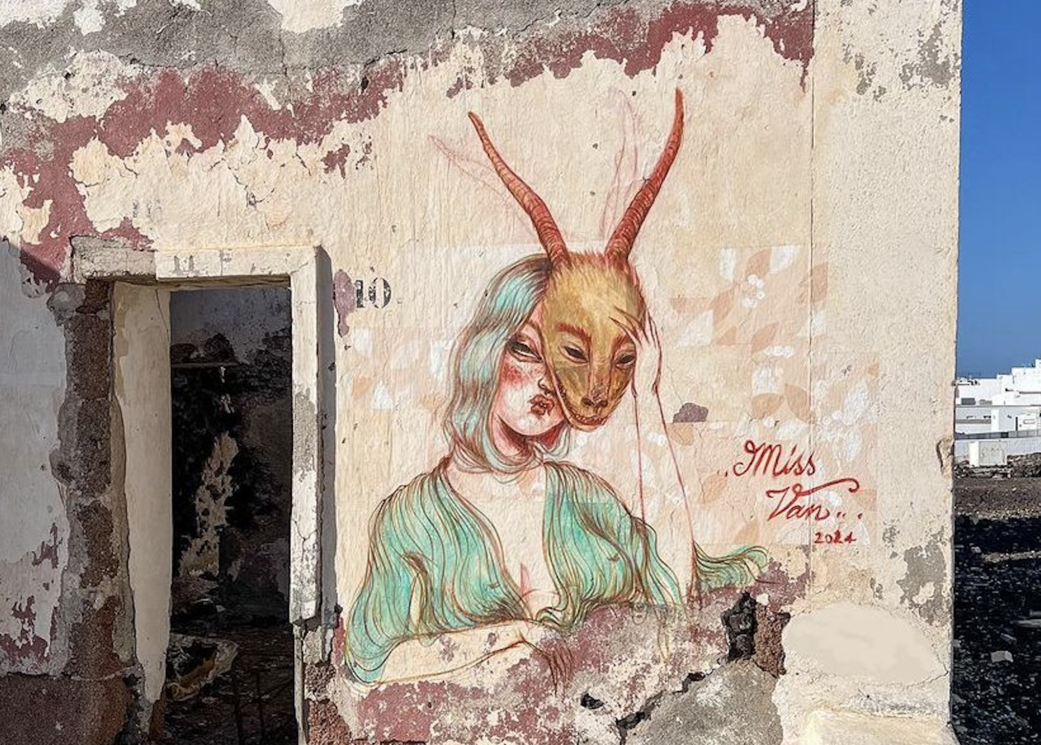 La turista francesa pintó en otra casa en ruinas en Lanzarote