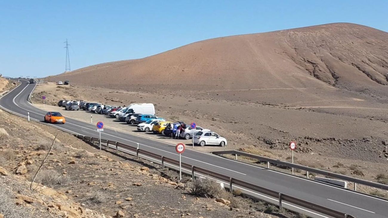 Los coches aparcados en Las Grietas (Foto: LaProvincia)