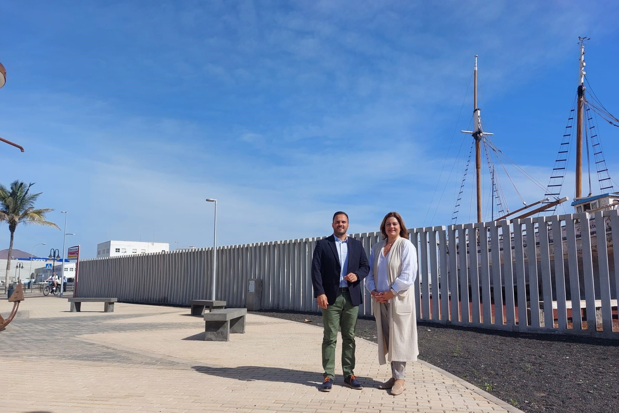 El alcalde de Arrecife, Yonathan de León, y la presidenta de la Autoridad Portuaria de Las Palmas, Beatriz Calzada, en la zona exterior de  Puerto de Naos 