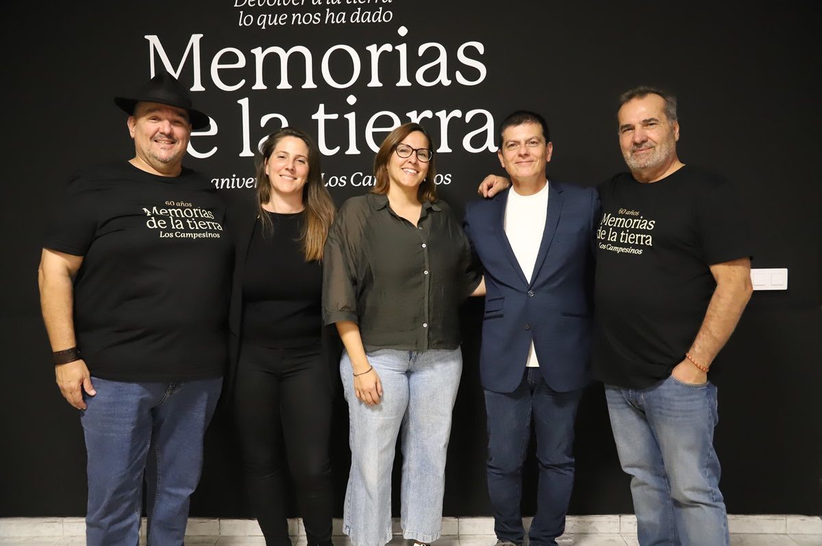 La agrupación folklórica durante la presentación de 'Memorias de la Tierra'