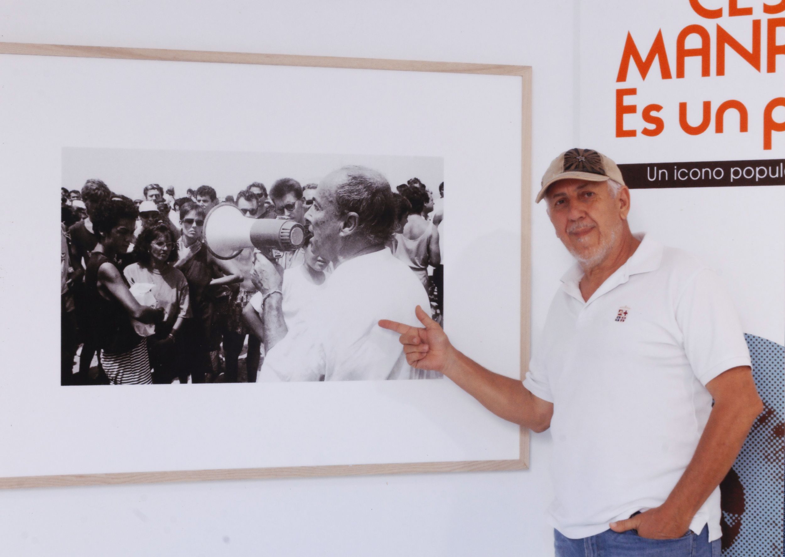 Carrasco junto a su foto de César Manrique en una manifestación en Los Pocillos Carrasco junto a su foto de César Manrique en una manifestación en Los Pocillos