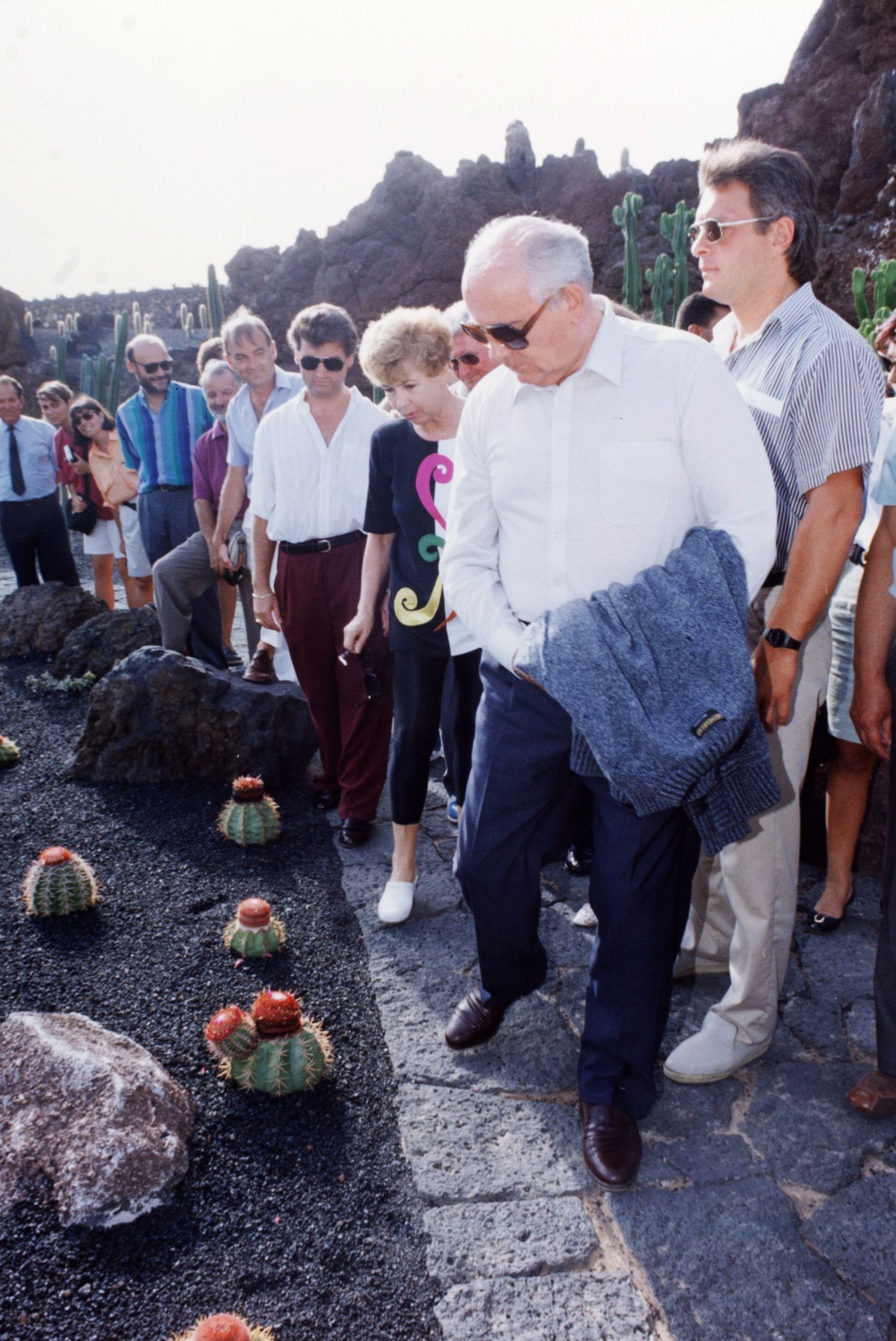 Mijaíl Gorbachov visitando el Jardín de Cactus en 1992 (Foto: José Luis Carrasco) Mijaíl Gorbachov visitando el Jardín de Cactus en 1992 (Foto: José Luis Carrasco)