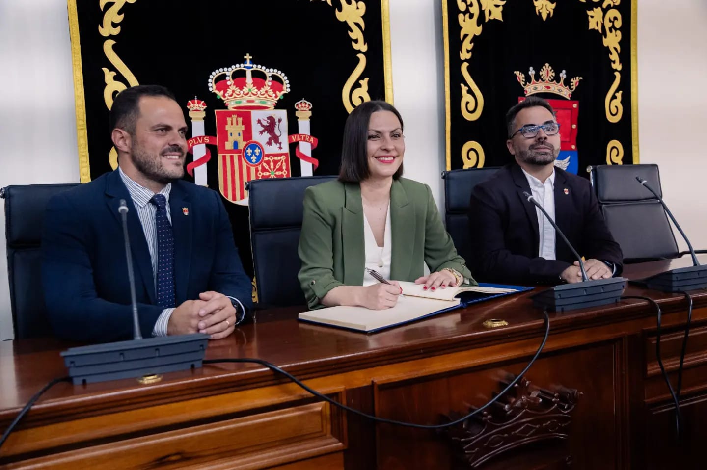 Visita oficial de la consejera de Universidades, Ciencia e Innovación, y Cultura del Gobierno de Canarias al Ayuntamiento de Arrecife. Firma en el libro de honor