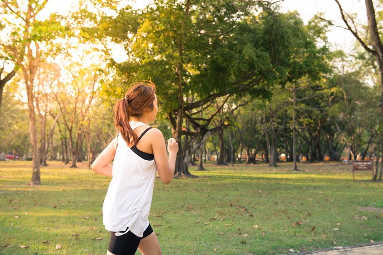 Una mujer realizando actividad física en un parque (Foto: Pexels)
