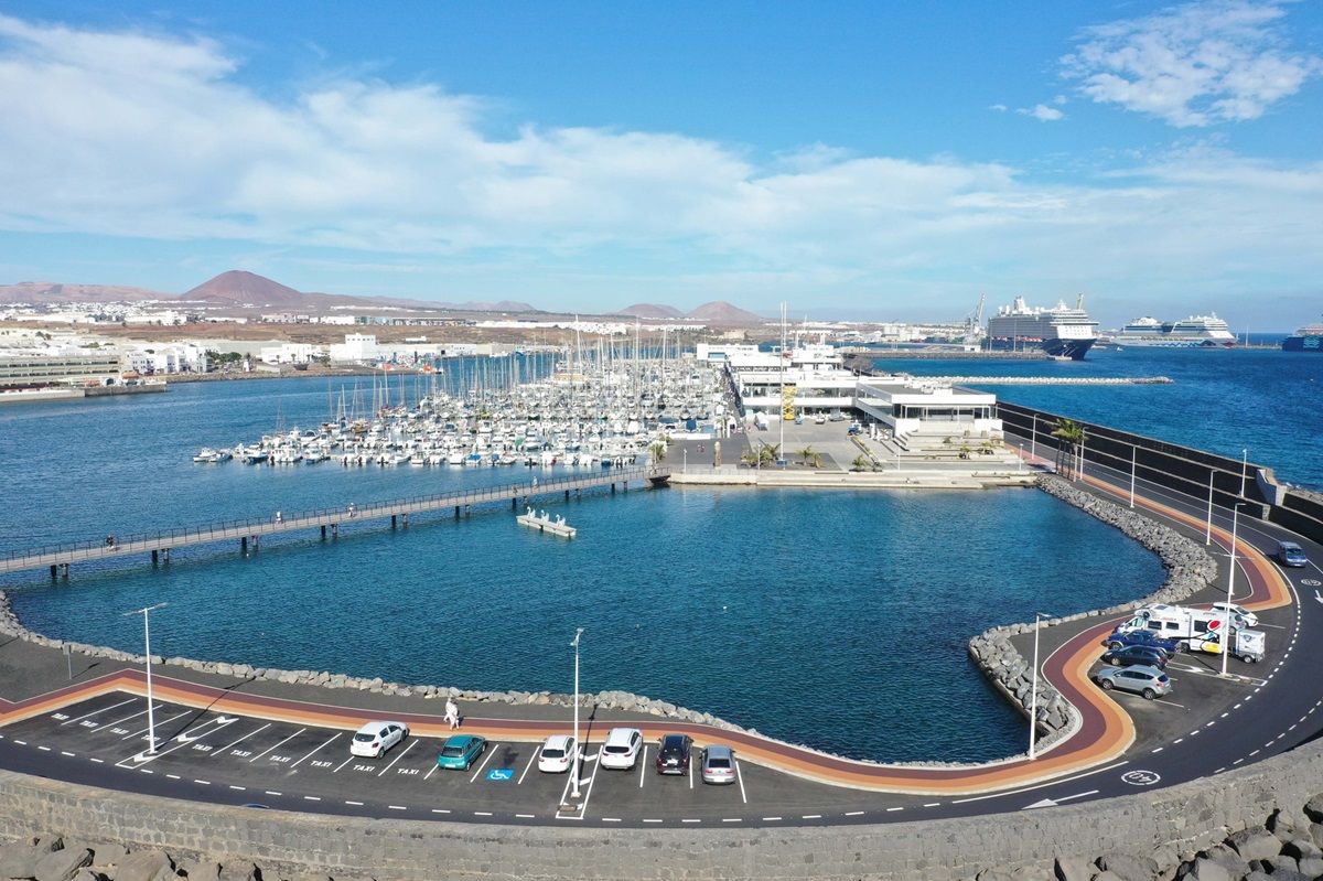 Zona portuaria de Arrecife. Barcos cruceros atracados en Naos y Los Mármoles