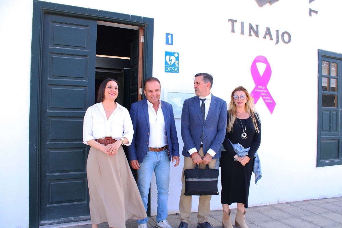 El alcalde de Tinajo, Jesús Machín, junto a consejera de Cultura del Gobierno de Canarias, Migdalia Machín, y al director general de Patrimonio Cultural, Miguel Ángel Clavijo