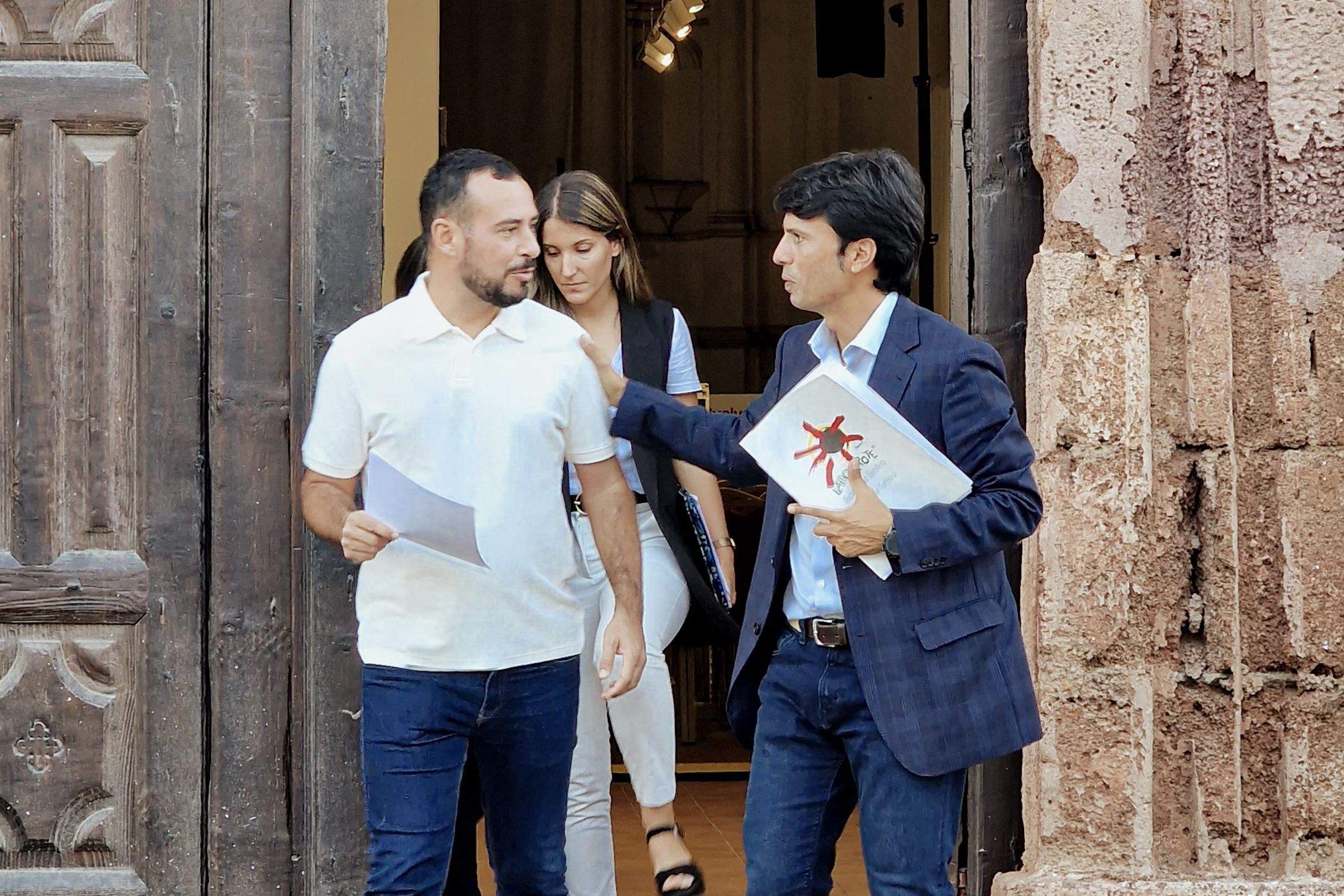 Marcos Bergaz con Reyes y Galán a la salida del pleno Teguise