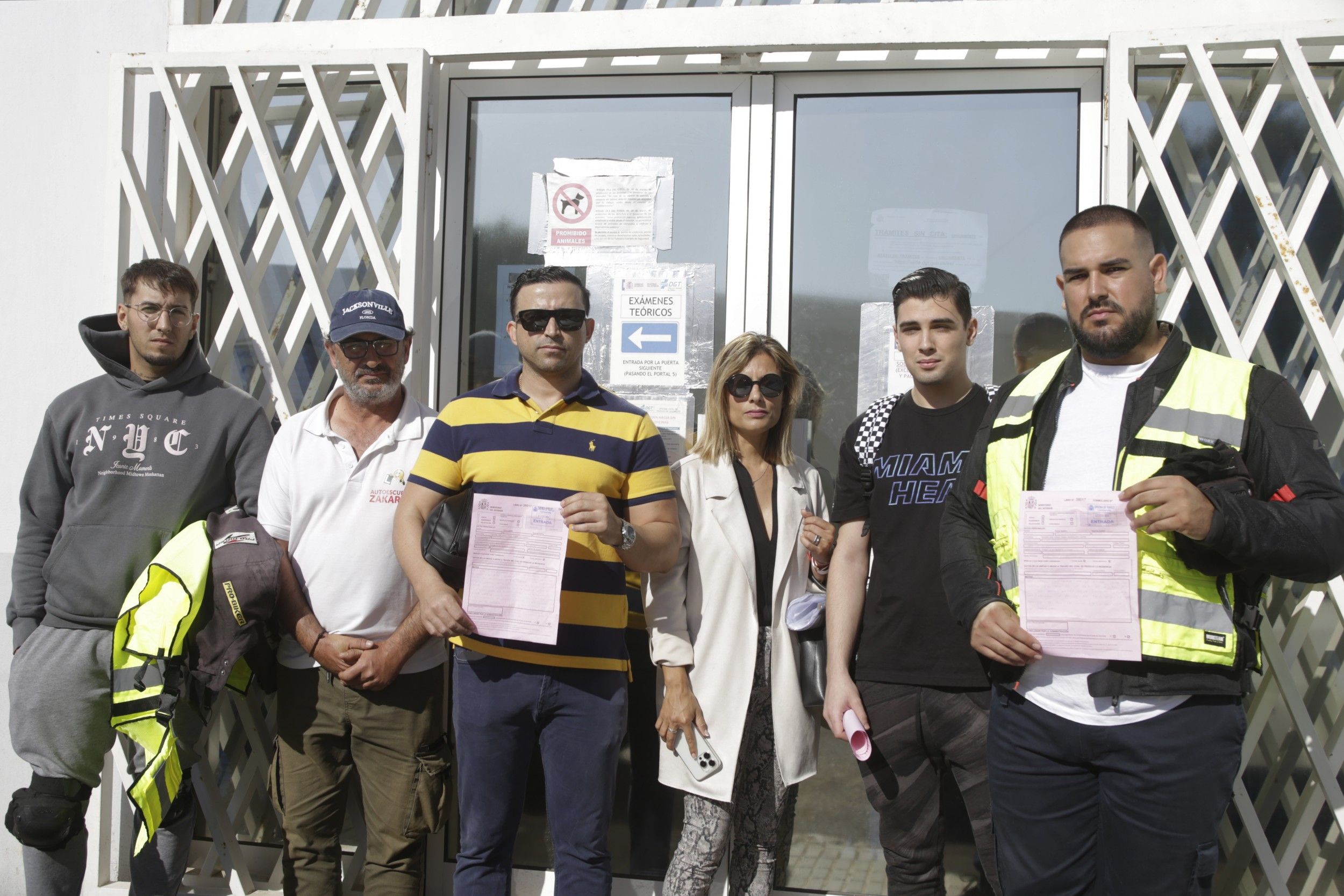 Representantes de la autoescuela Zakarías junto a algunos alumnos. Foto: Juan Mateos.