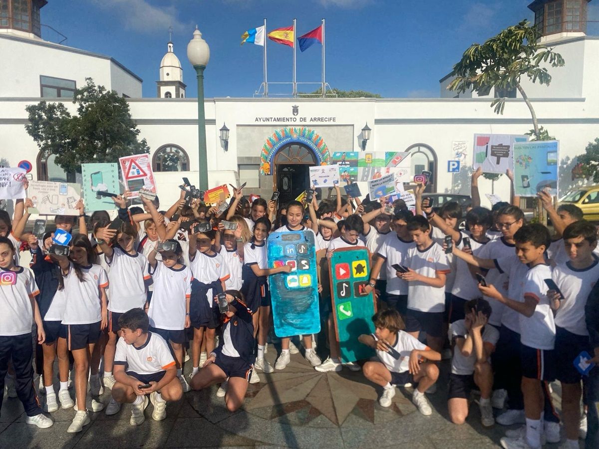 Los alumnos en la puerta del Ayuntamiento de Arrecife