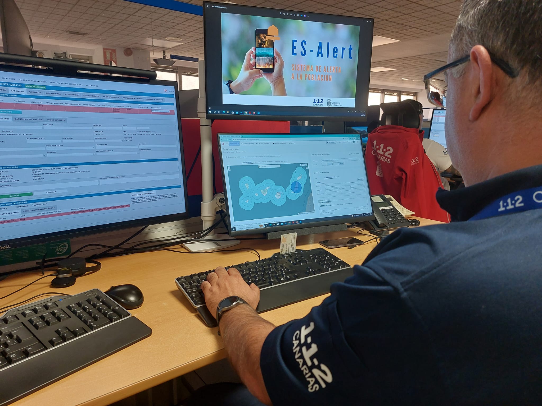 Un trabajador de Emergencias 1-1-2 Canarias muestra el sistema ES-Alert.