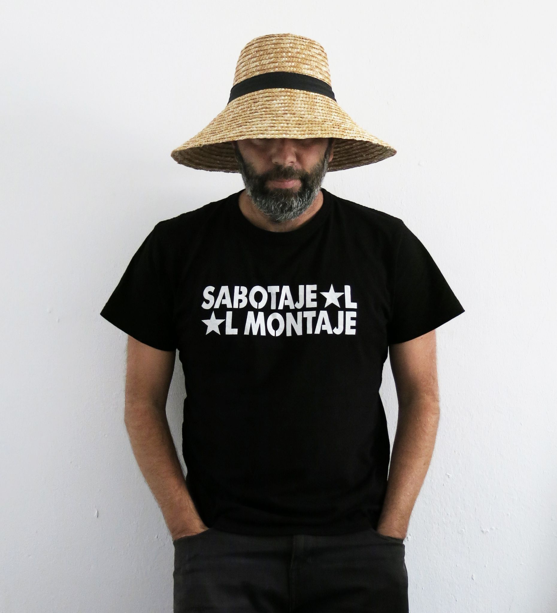 El artista Matías Matas, alias Sabotaje al Montaje, con el sombrero típico de Lanzarote. Foto: Cedida. 
