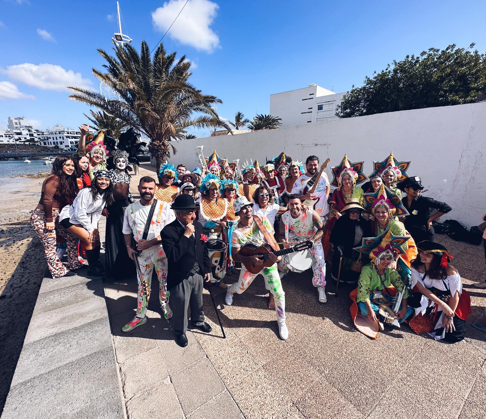 Rosana y Efecto Pasillo con personajes del carnaval de Arrecife en La Puntilla, lugar donde nació el puerto y la ciudad de Arrecife. Año 2024